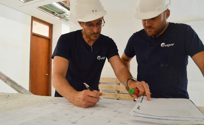 Operarios con plano eléctrico