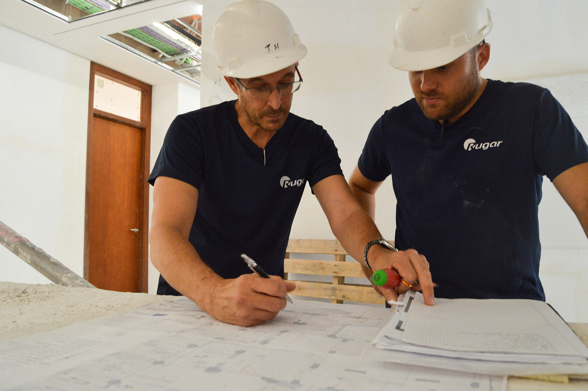 Operarios con plano eléctrico